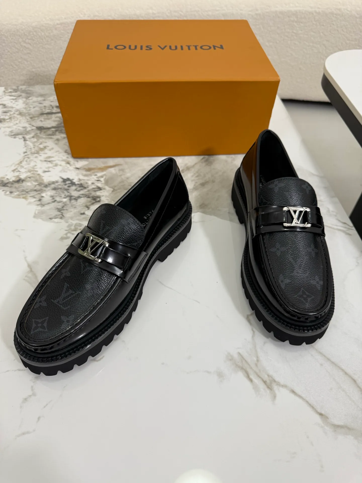 [L Family] Top P: 800💰 ▪️Size: 39-44 (38.45 custom-made) The top male god leather shoes Lv series are sold at the same time with original factory configuration, original cowhide fabric imported from Italy, soft and comfortable, imported water-dyed cow lining, soles: original ultra-light French foam outsole super comfortable, original factory with single goods 🔍🔍high quality, can be entered and exited at will, welcome to compare and synchronize.